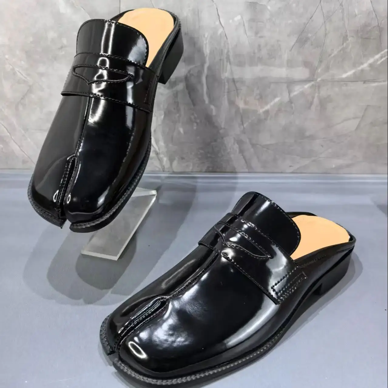 스플릿 토 타비 남성 슬리퍼 블랙 에나멜 가죽 샌들 남 - Men Shoes Brand 리뷰 및 가격