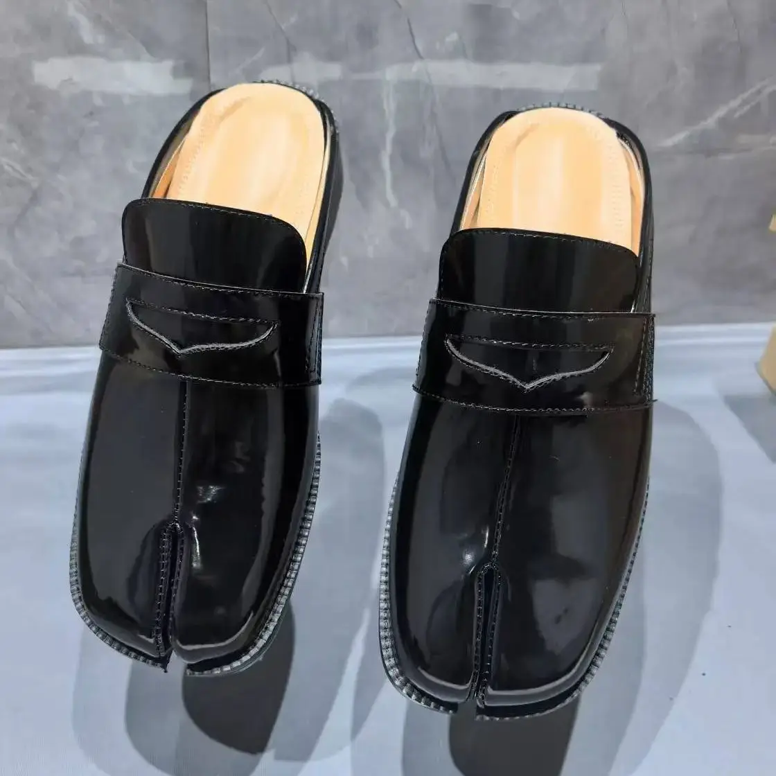 스플릿 토 타비 남성 슬리퍼 블랙 에나멜 가죽 샌들 남 - Men Shoes Brand 리뷰 및 가격